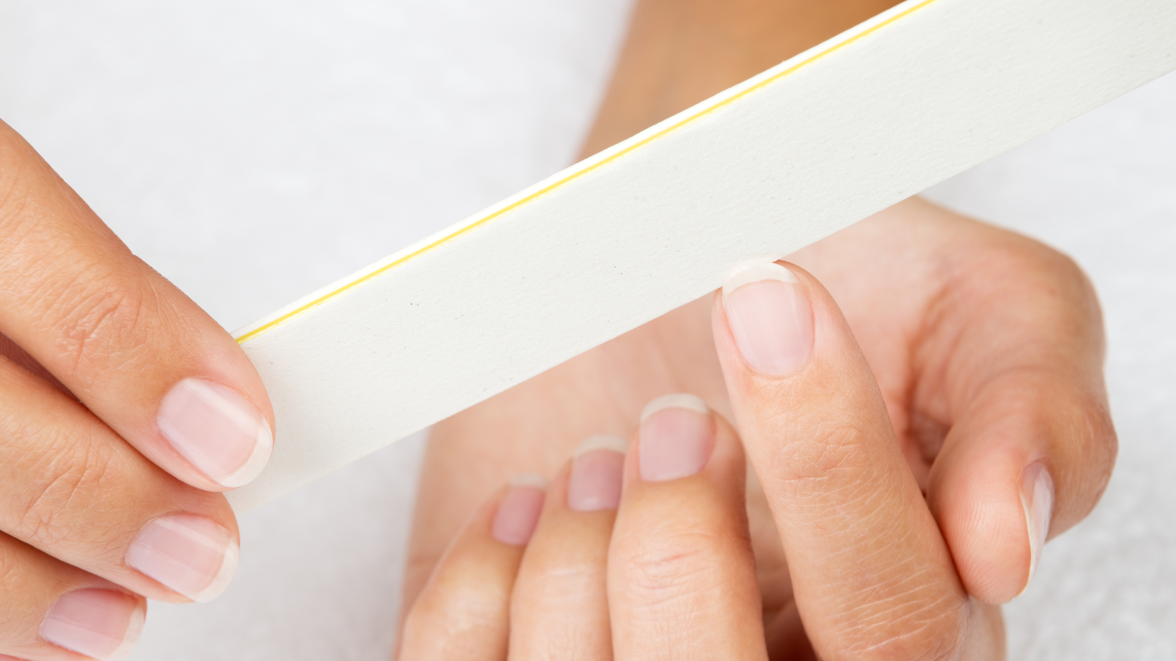 Fingernagel der gefeilt wird als Header für Nagelpflege und -korrektur im neubourg-professional Shop