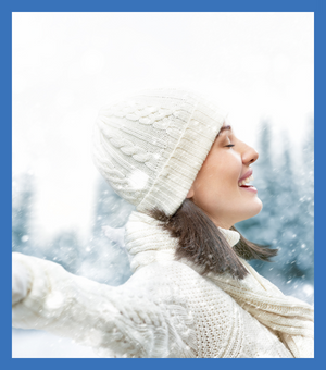 Frau lächelt zu den Jubiläumsangeboten während es draußen schneit.