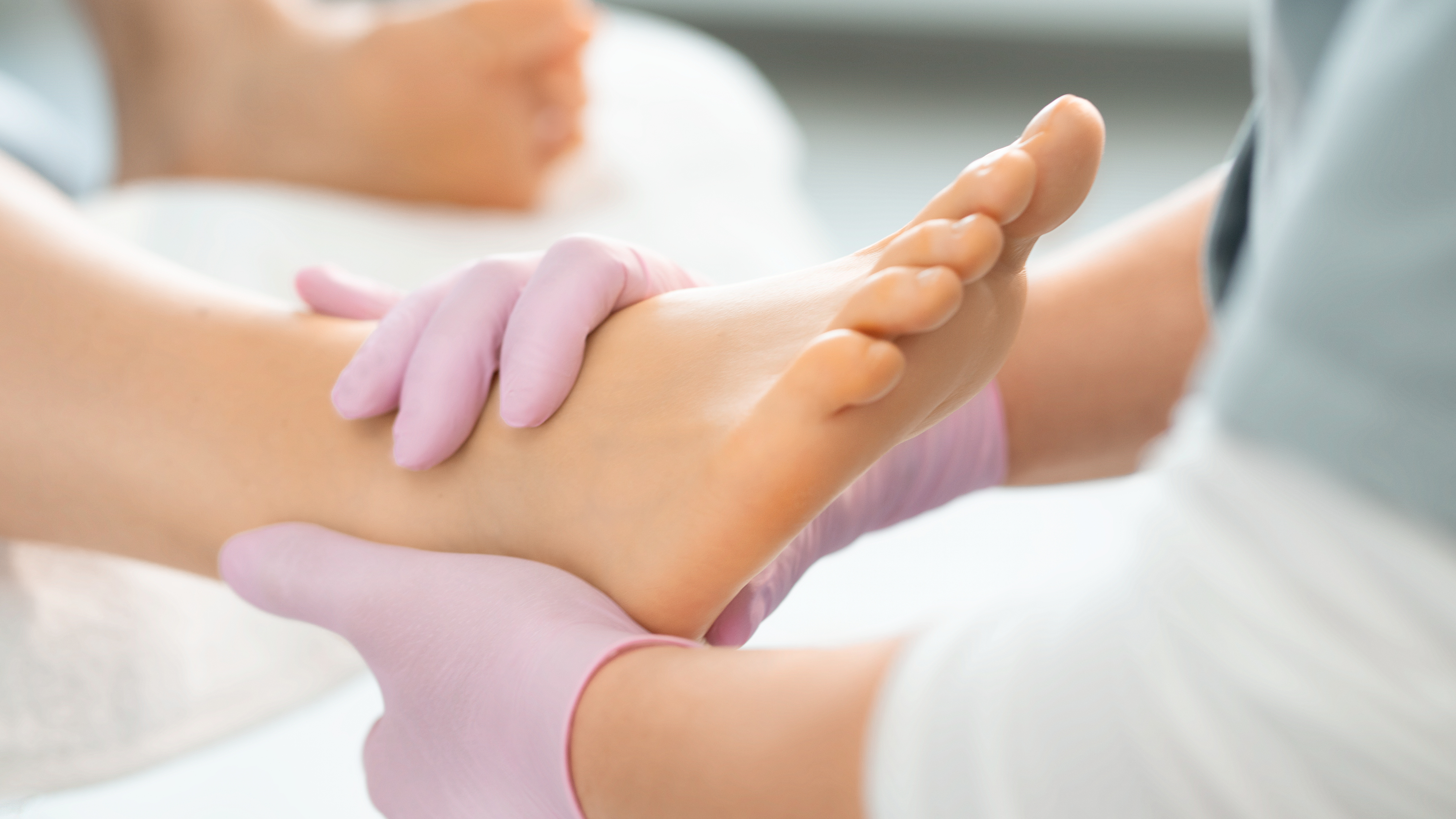 Gesunde Füße die von den Händen berührt werden. Für die optimale Fußpflege.
